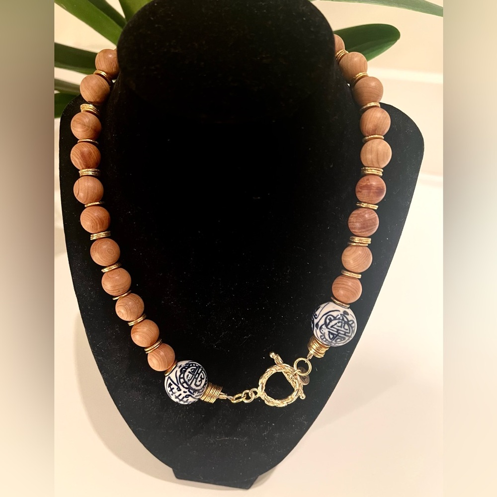 Elegant Wooden Bead Necklace with Gold Accents
